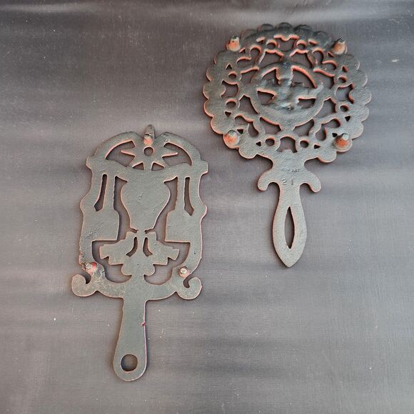 Cast Iron Dumb Dutch Girl in Bonnet Footed Trivets Red Enamel Set of 2 VTG Wall - Picture 6 of 7